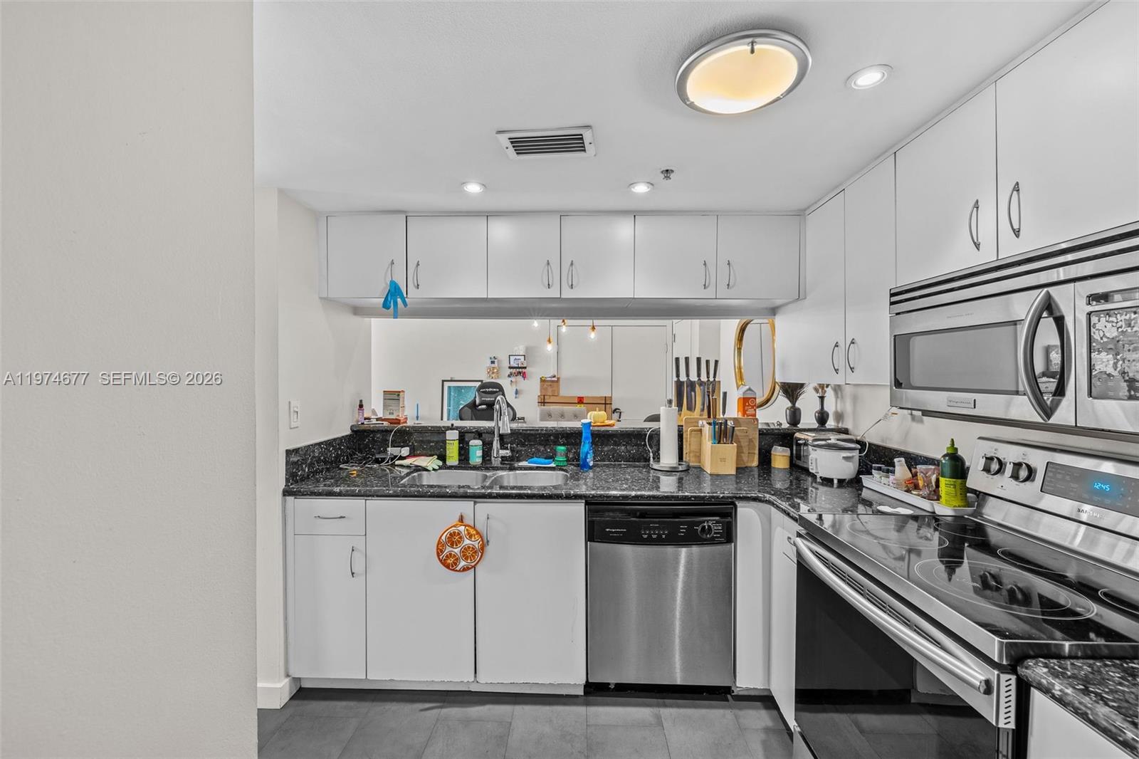 THE FLORIDIAN CONDO - Residential Lease