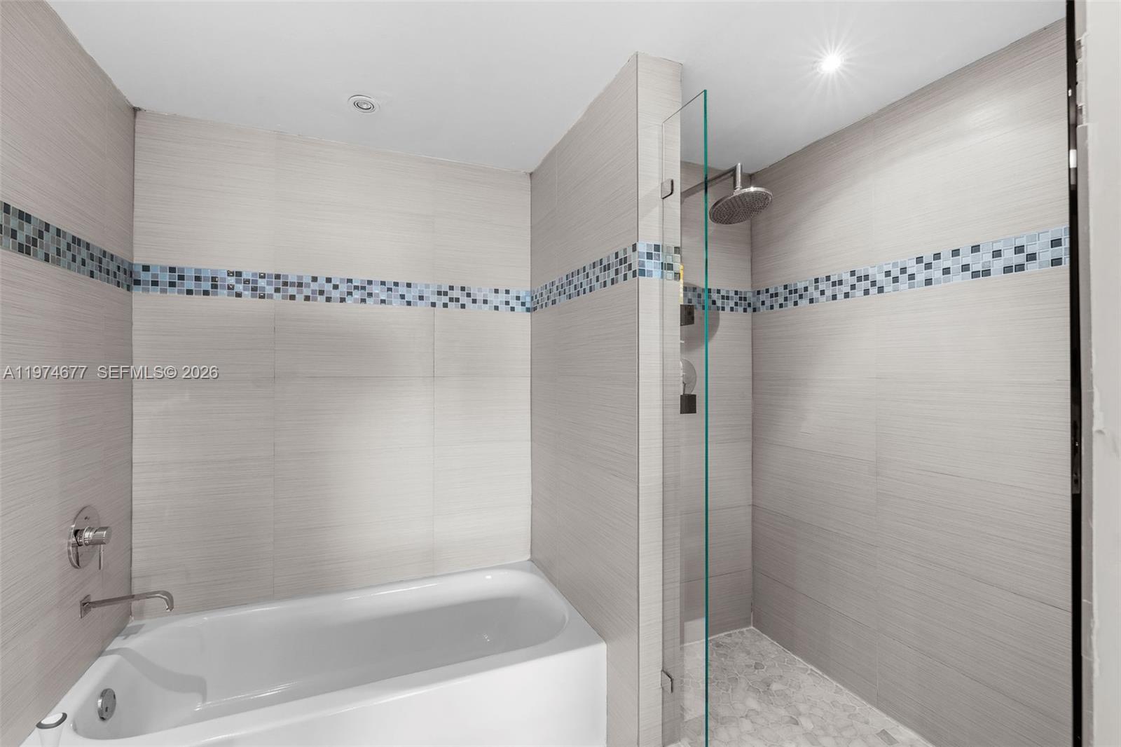 THE FLORIDIAN CONDO - Residential Lease