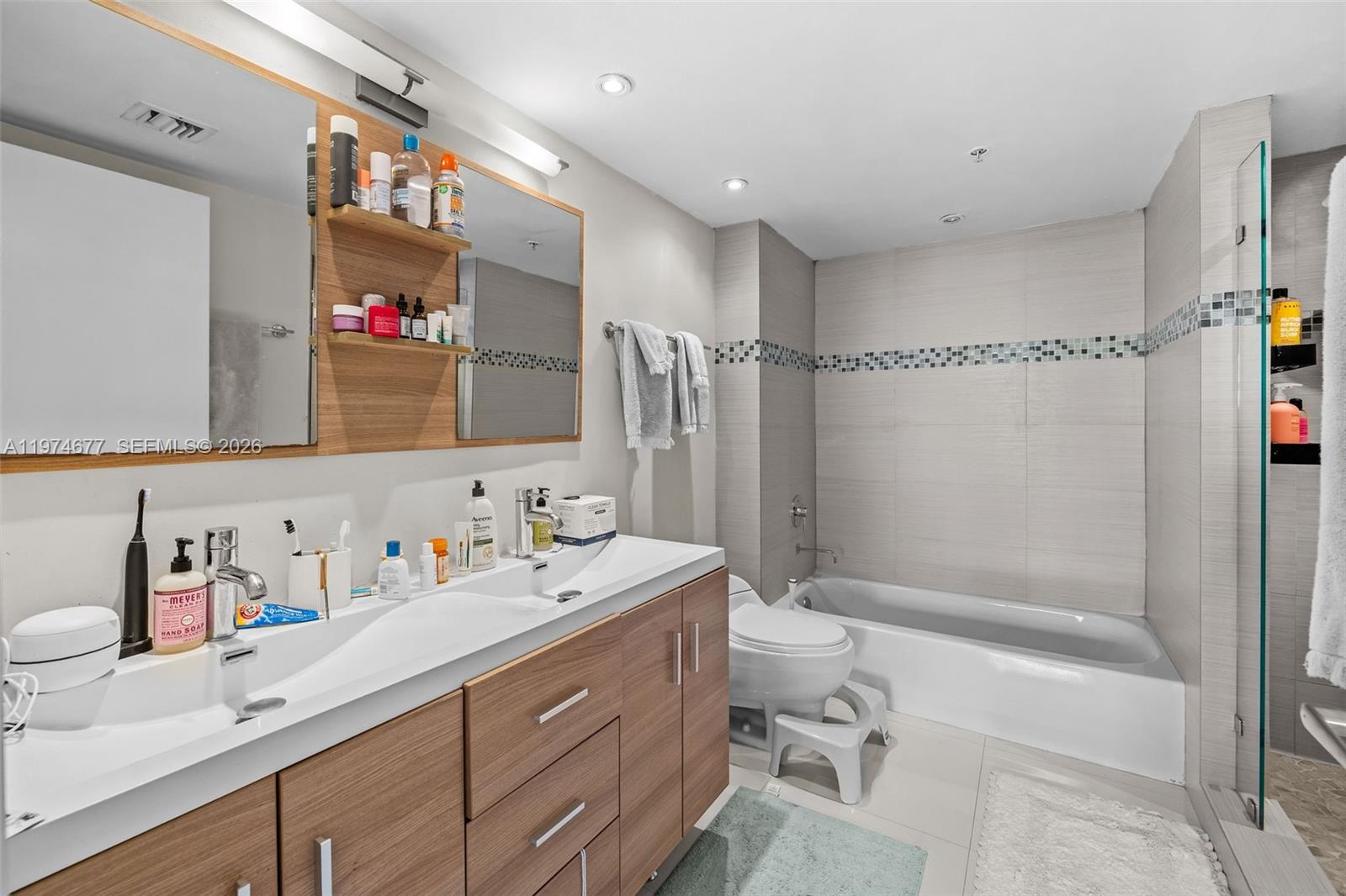 THE FLORIDIAN CONDO - Residential Lease