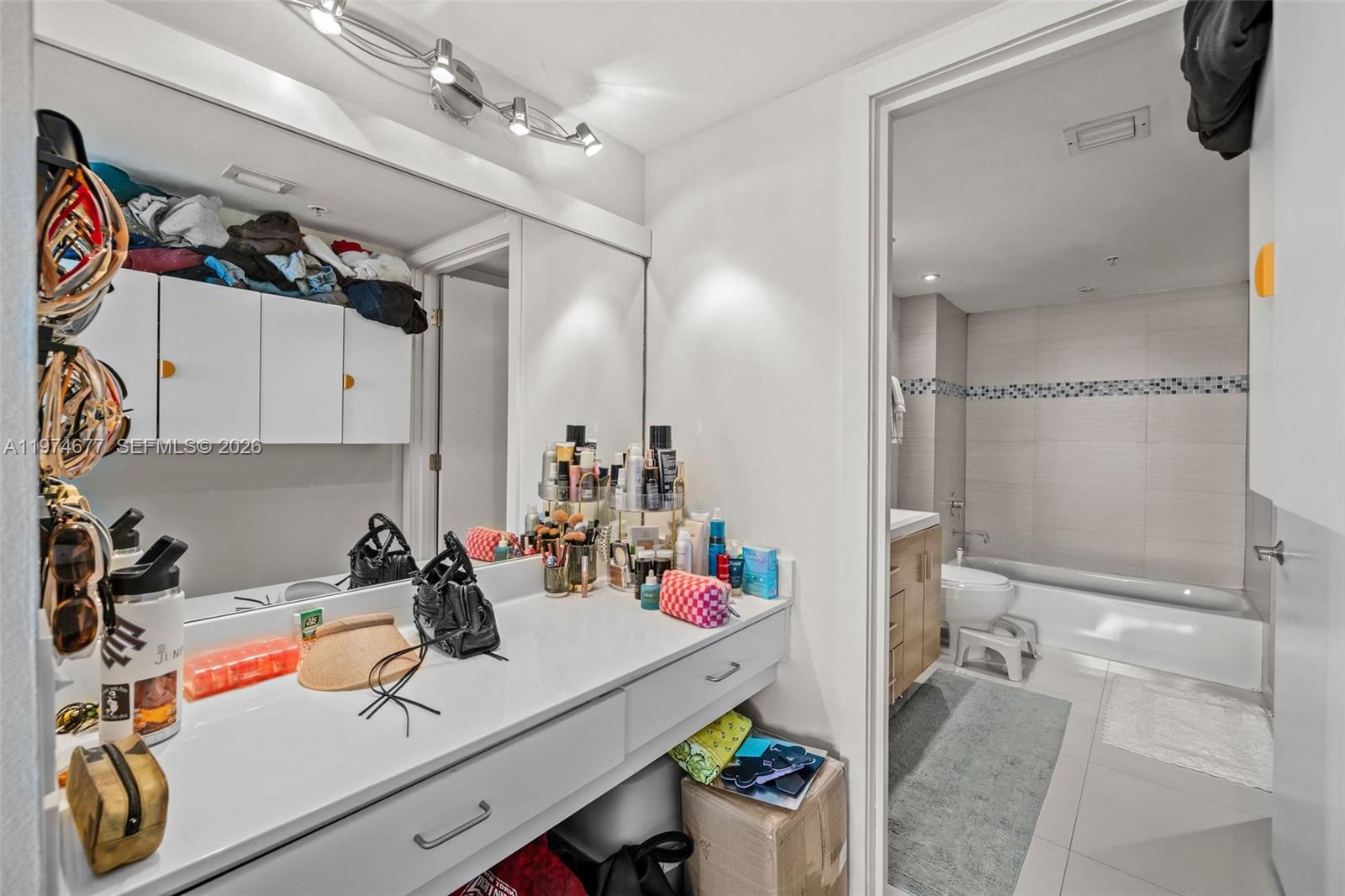 THE FLORIDIAN CONDO - Residential Lease