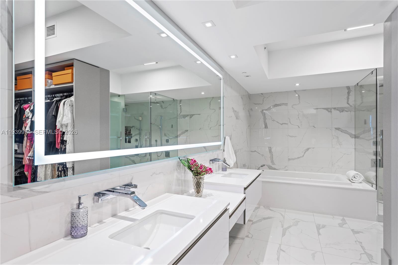 PRIVE CONDO - Residential