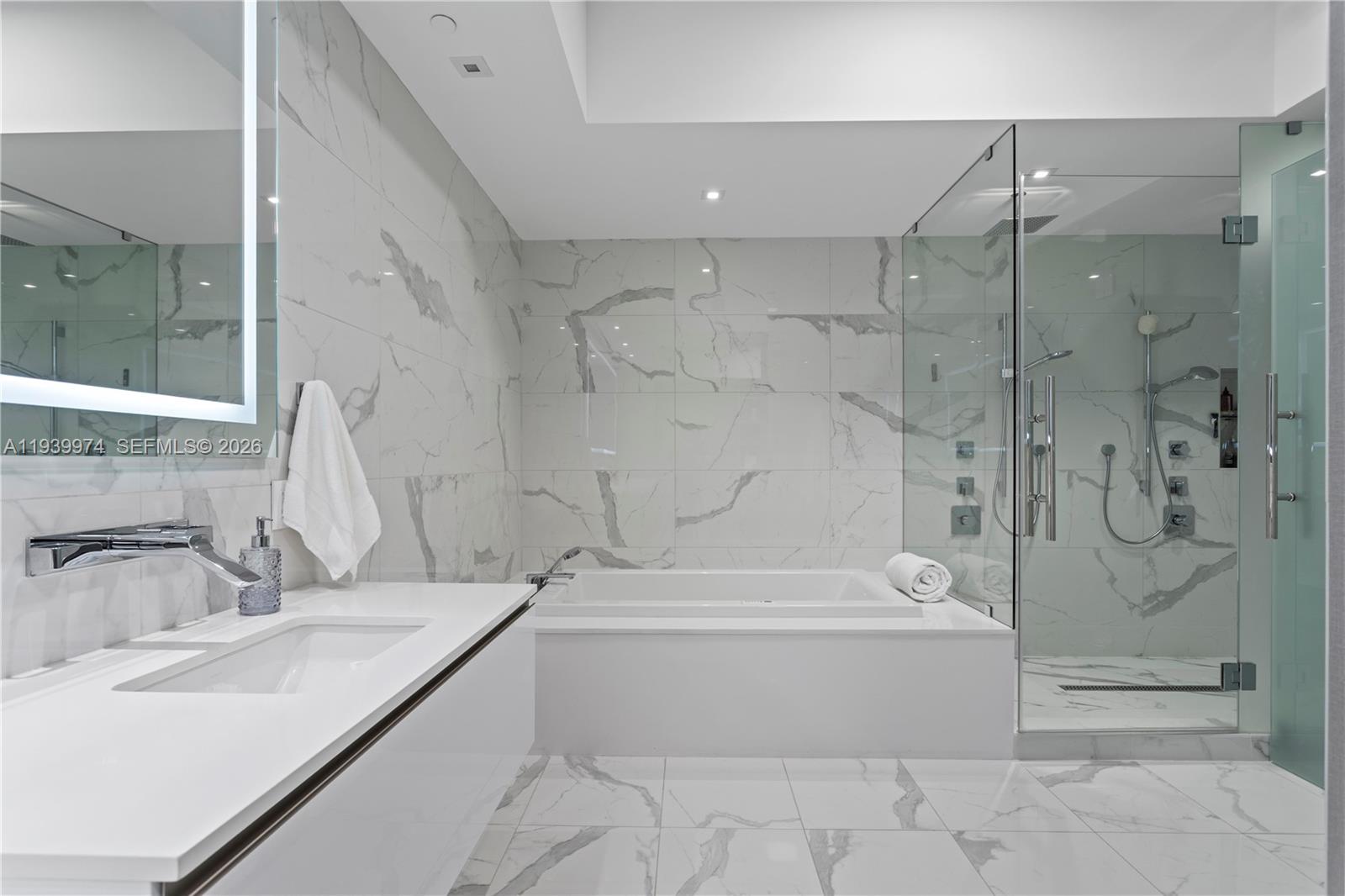 PRIVE CONDO - Residential