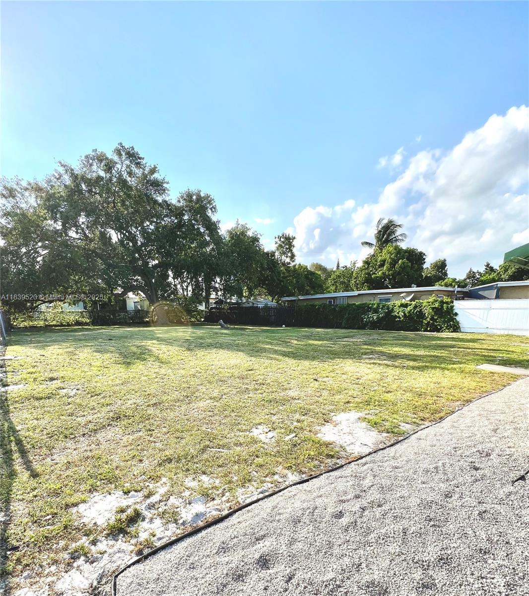 HOLLYWOOD COUNTRY ESTATES - Land