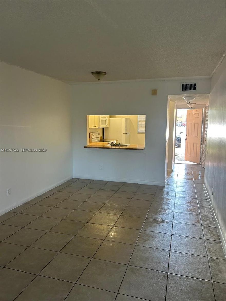 2 BEDROOM 2 BATH GROUND FLOOR UNIT WITH GARDEN VIEW. SPACIOUS BEDROOMS WITH LARGE CLOSET SPACE. SCREENED IN BALCONY. UNIT IS LOCATED STEPS AWAY FROM THE POOL AND TENNIS COURT. COMMUNITY LOCATED CLOSE TO SHOPPING, MALLS AND HIGHWAY.