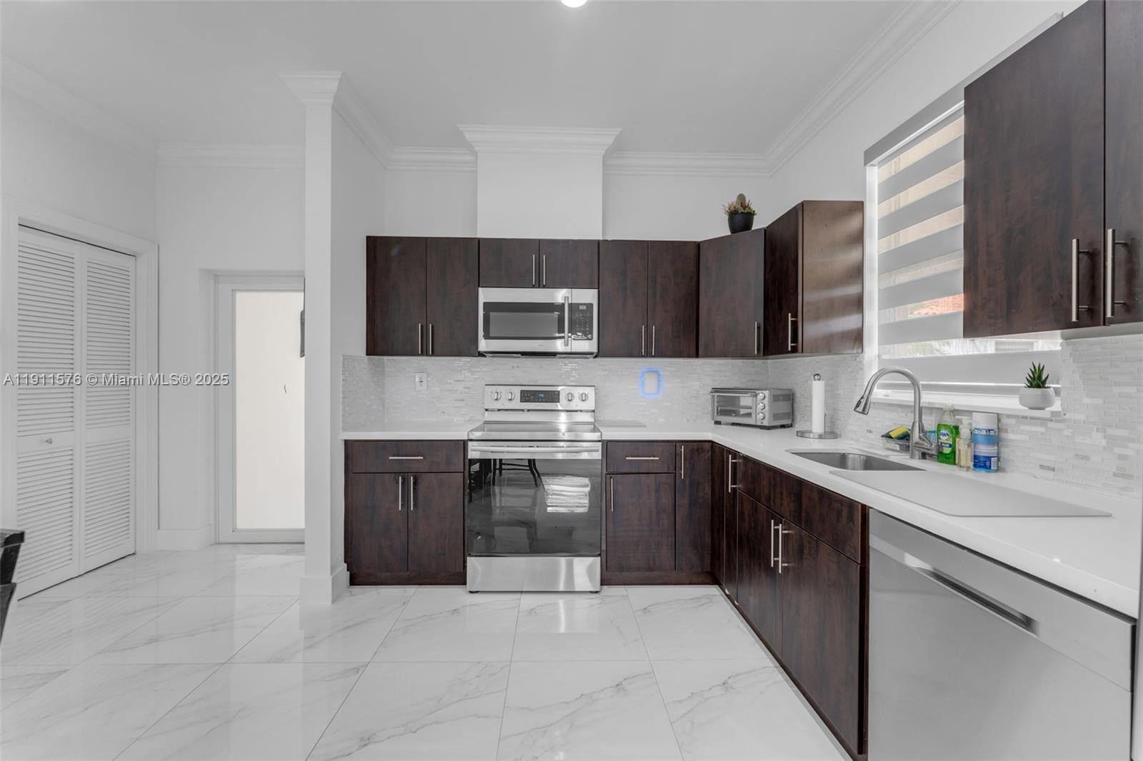 REDLAND 5 ACRE 7/4 ESTATE - Residential