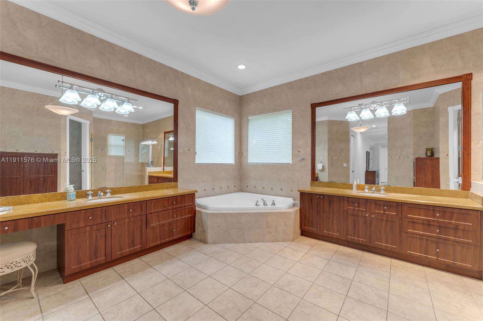 REDLAND 5 ACRE 7/4 ESTATE - Residential