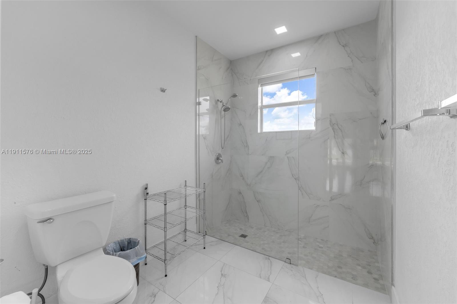 REDLAND 5 ACRE 7/4 ESTATE - Residential