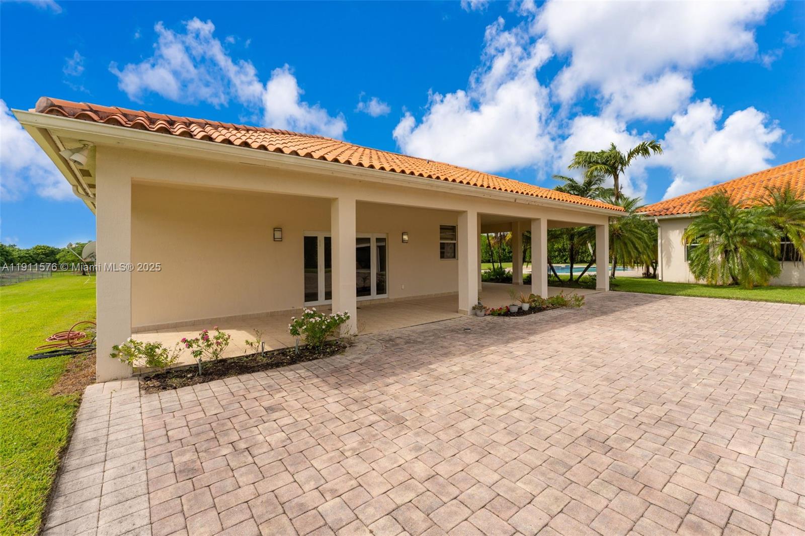 REDLAND 5 ACRE 7/4 ESTATE - Residential