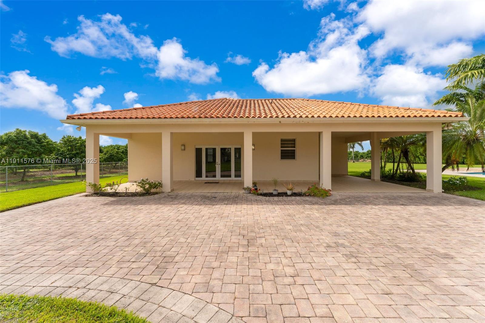 REDLAND 5 ACRE 7/4 ESTATE - Residential