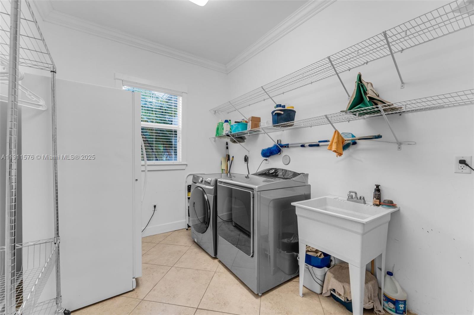 REDLAND 5 ACRE 7/4 ESTATE - Residential