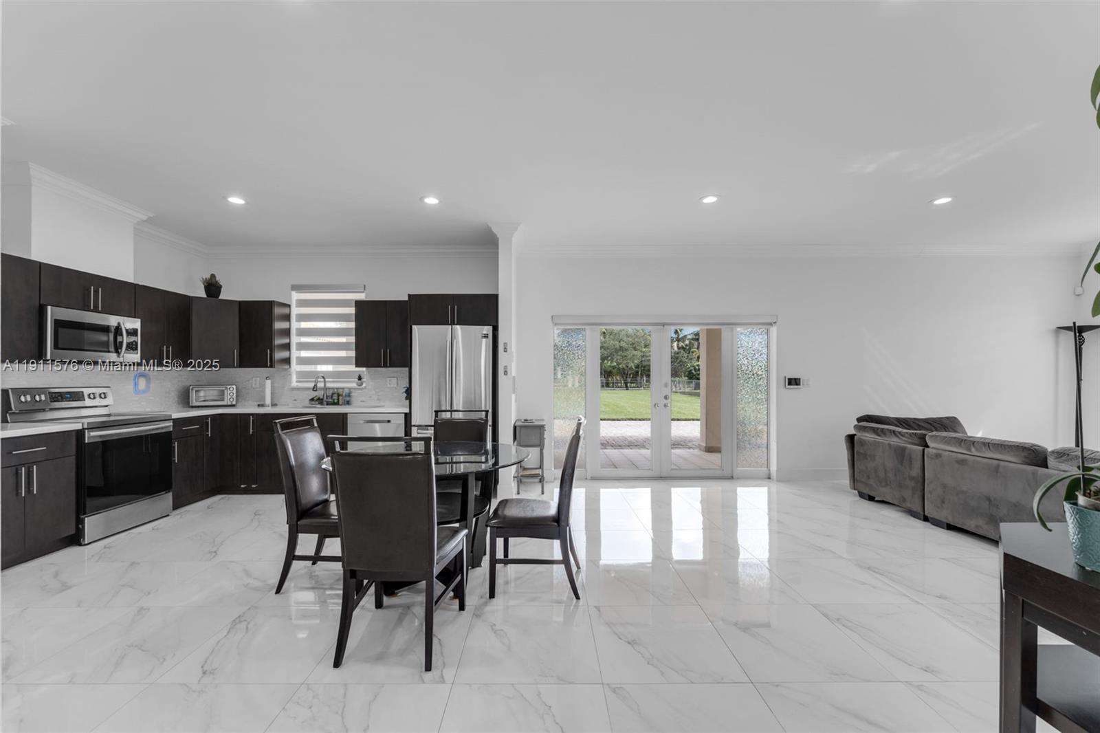 REDLAND 5 ACRE 7/4 ESTATE - Residential