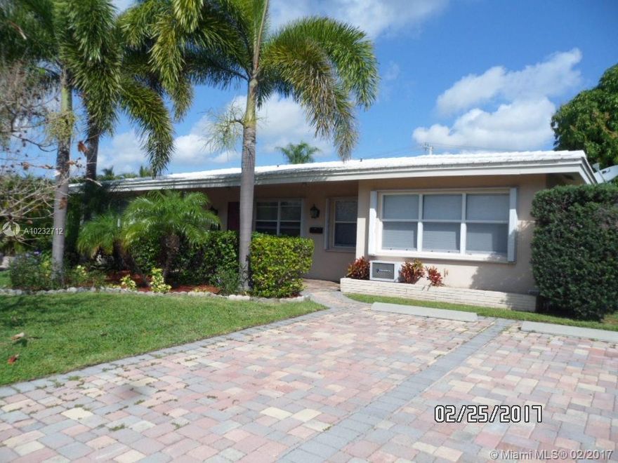 Clean Duplex. East of US1. Close to the Beach and Shopping. Around the corner from the New LA FITNESS in Pompano. Quiet Street in Great Neighborhood. All Tile Floors, New Kitchen, New Bathroom, Shared Laundry with Neighbor.