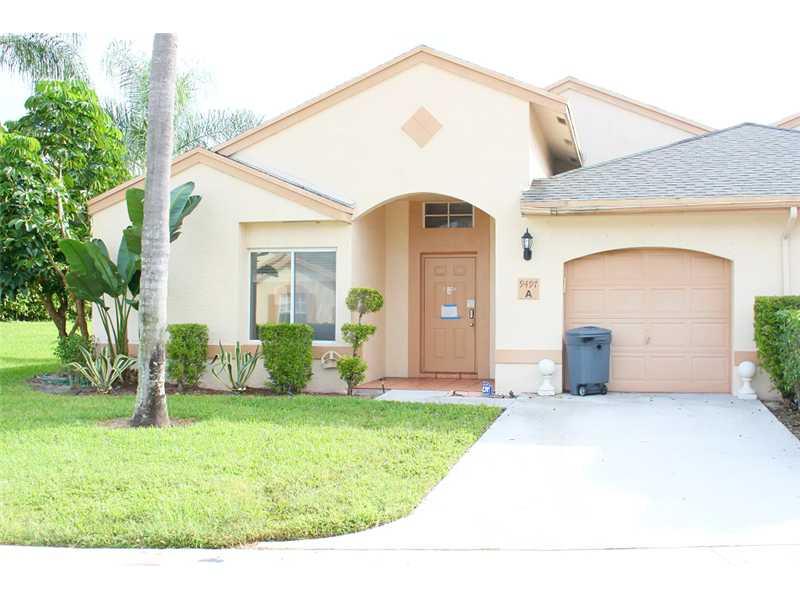 This goregous 3/2 villa features high vaulted ceilings, large open floor plan great for entertianing guests, HUGE beautiful upgraded kitchen, with ceiling fans in every room. Master bedroom very spacious with walk in closet and upgraded bathroom fixtures, double sink,countertops, and shower. Also features a bonus hot tub and private screened in patio, one car garage with plenty driveway space. Great location in the desirable Boca Gardens community. Needs new carpet and some holes in the wall.