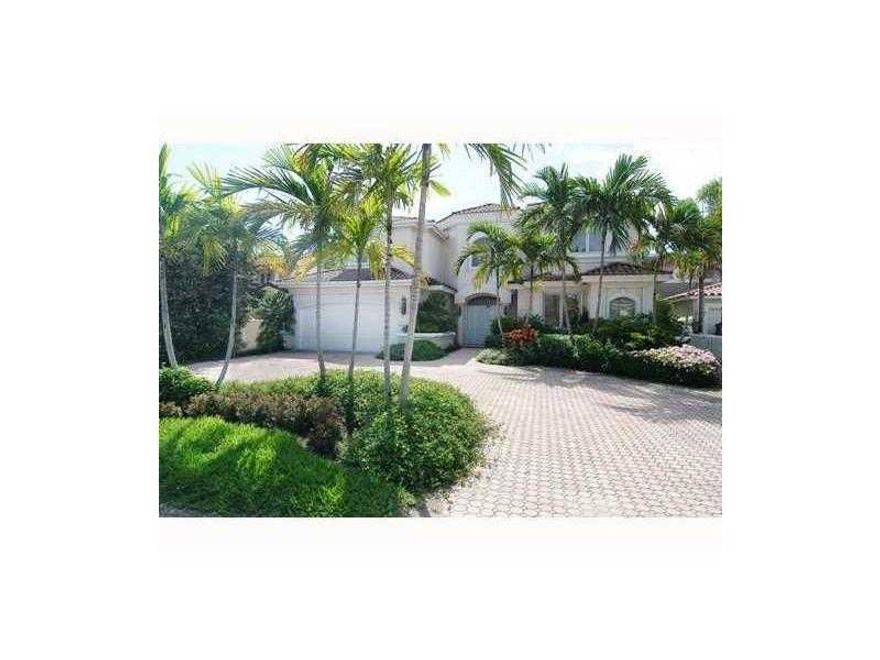 Beautiful 7 bed/7.5 bath 2-story gated courtyard waterfront home. Built in 1990 on 9,848sf lot. Very bright, spacious & open, 20' high ceilings, 6,338sf, lots of windows, separate guest room w/private entrance & incredible views of Biscayne waterway/Muss  park. Double door entry, marble flrs, large kitchen granite counters w/attached butlers pantry, large living, dining & formal areas & built-in bar area make this home ideal for entertaining. Pool/ Jacuzzi overlook a lushly landscaped yard, Beach Mansion.