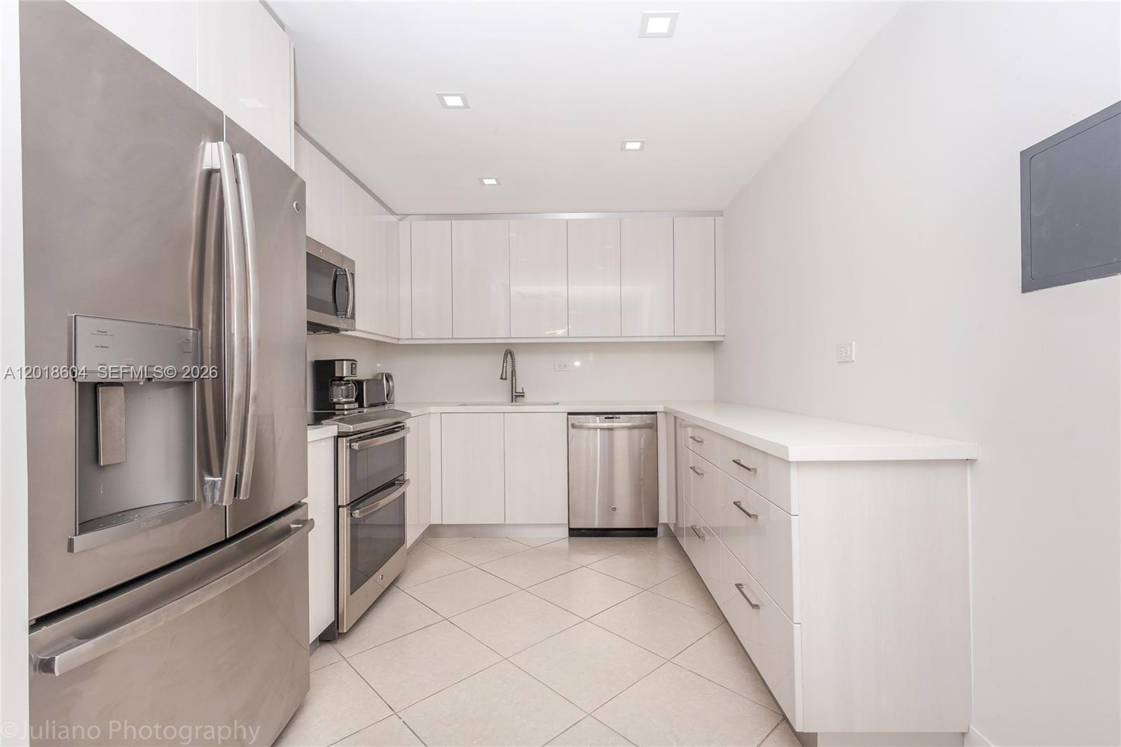 5555 Collins Ave 9U