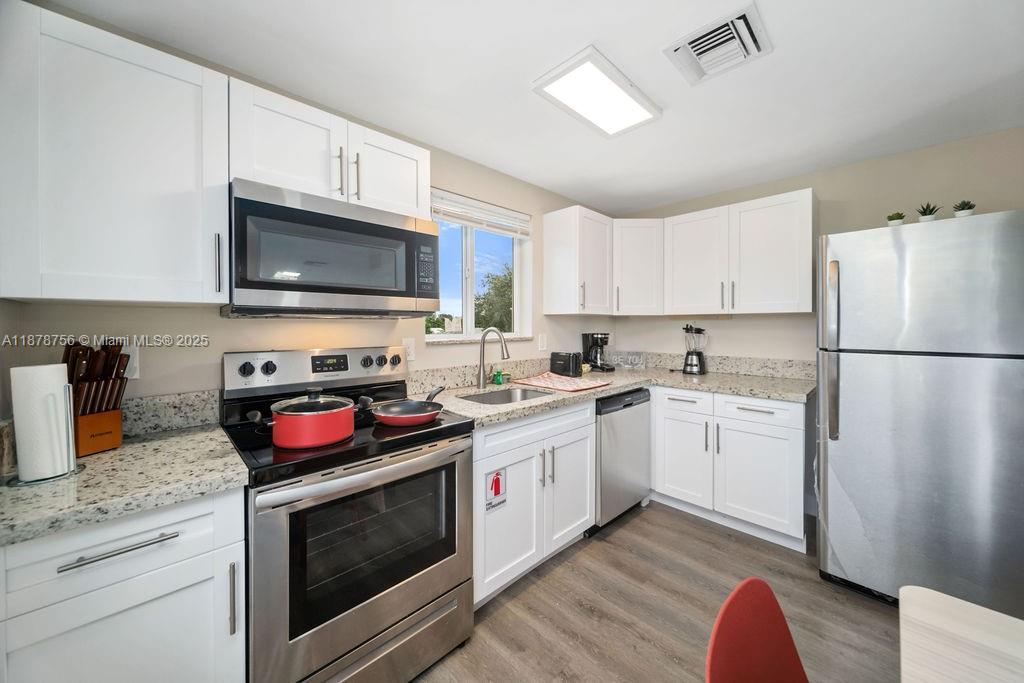 Don't miss Brand-New 2BD/2BA available in 4-plex – Built in 2023!
You will enjoy this modern 2-bedroom, 2-bath home in Hollywood. Everything is new — kitchen with stainless steel appliances & quartz countertops, impact windows, central A/C, and in-unit washer/dryer. Bright, open layout with private driveway parking.
Conveniently located near beaches, parks, shopping, and dining, this property offers modern comfort in the heart of Hollywood.