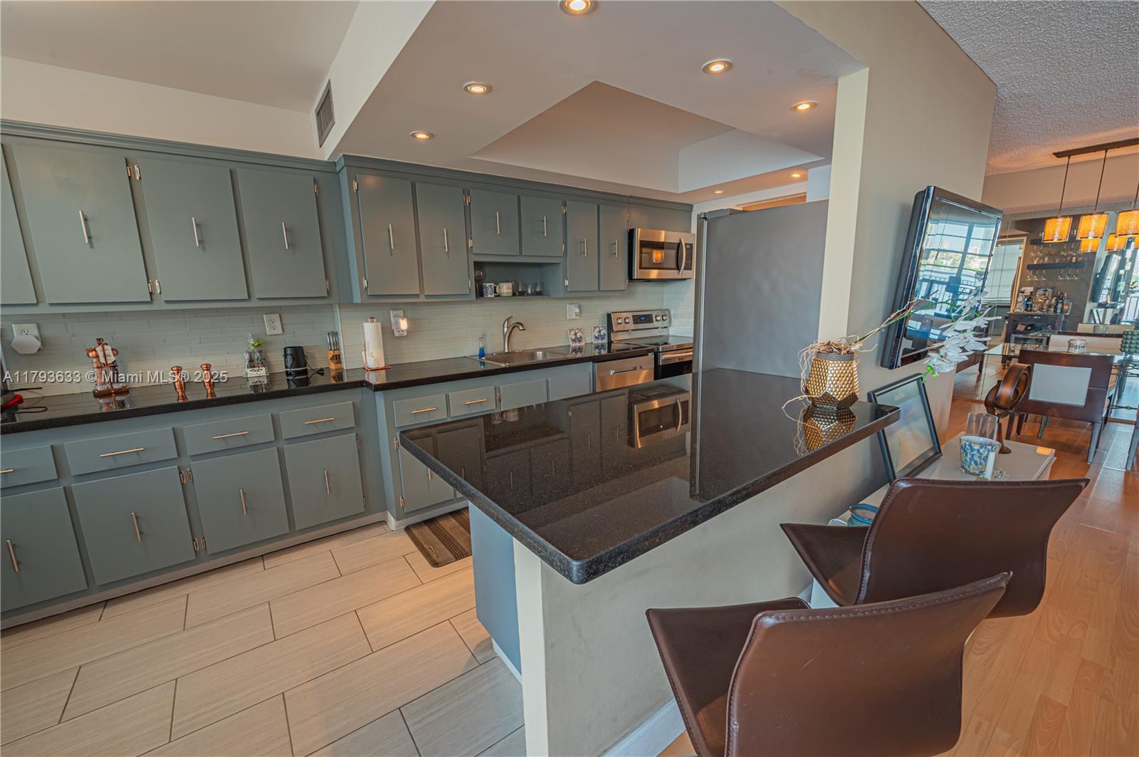 WINSTON TOWERS 500 CONDO - Residential