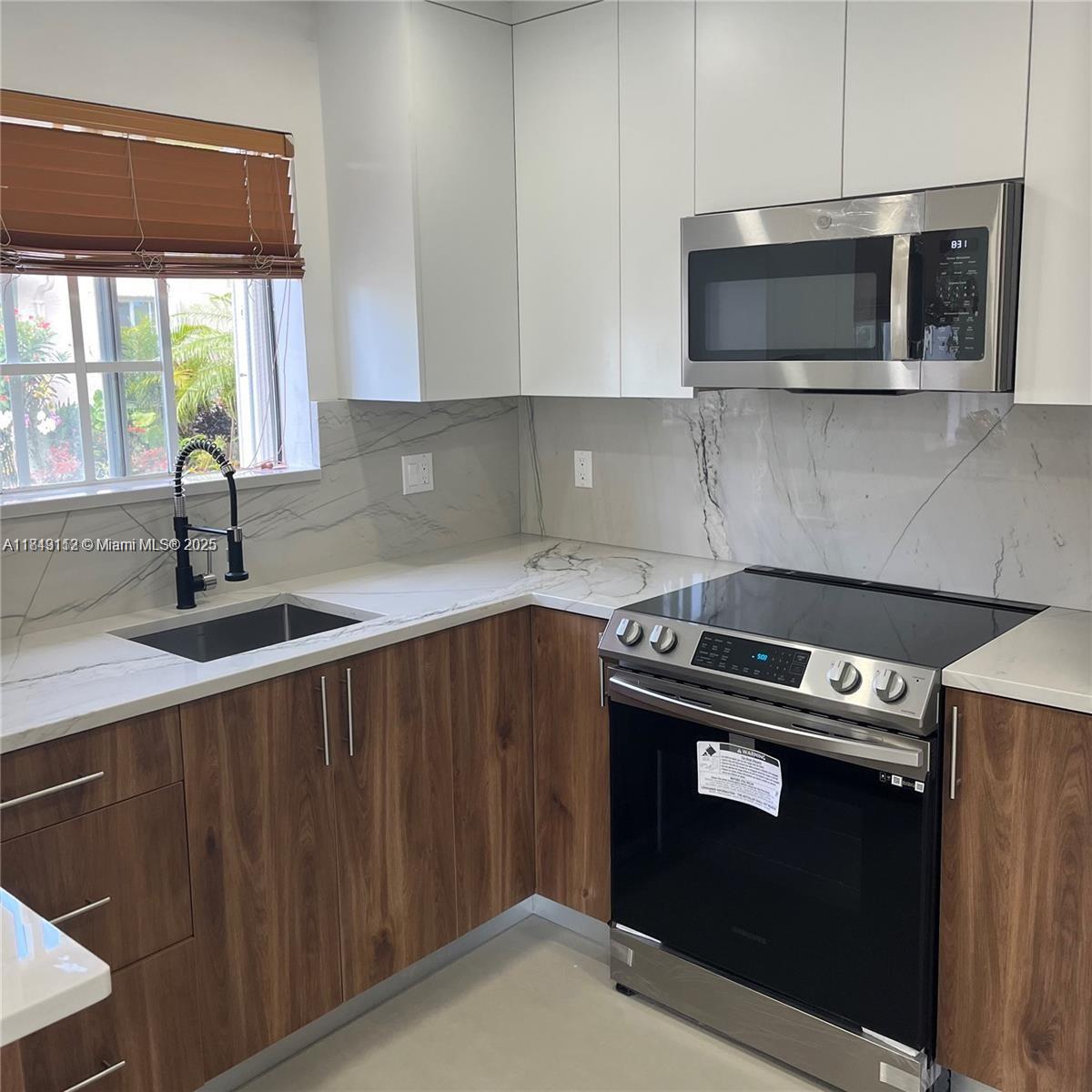 ROYALE POINT-TOWNVILLAS C - Residential Lease