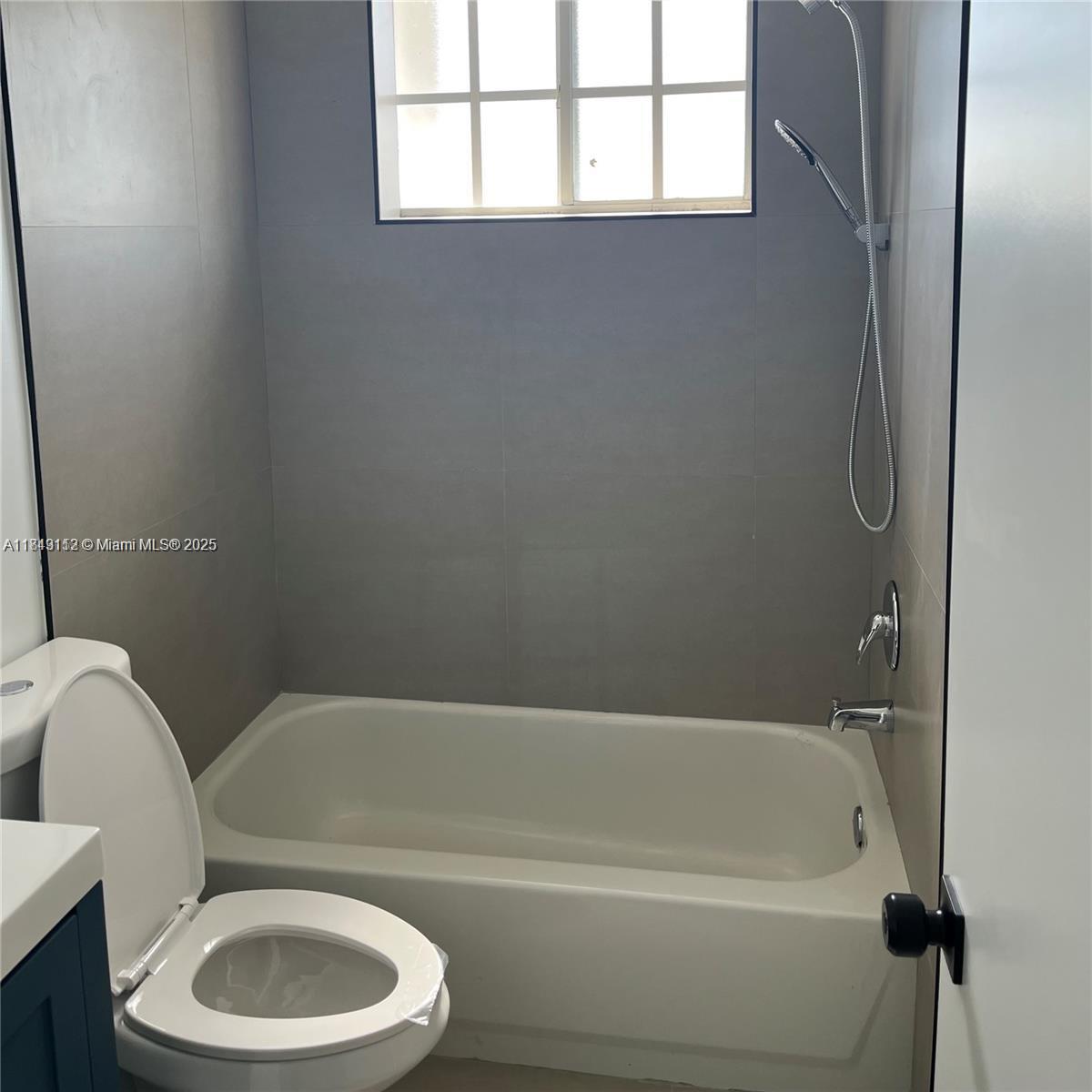 ROYALE POINT-TOWNVILLAS C - Residential Lease