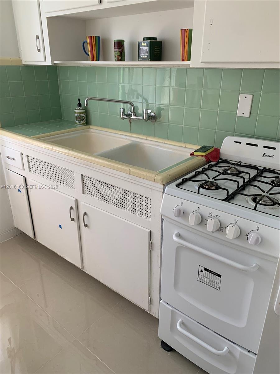 SHORES PLAZA EAST CONDO - Residential
