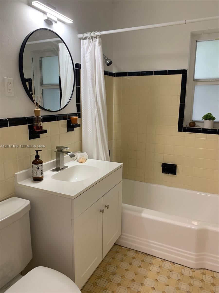 SHORES PLAZA EAST CONDO - Residential