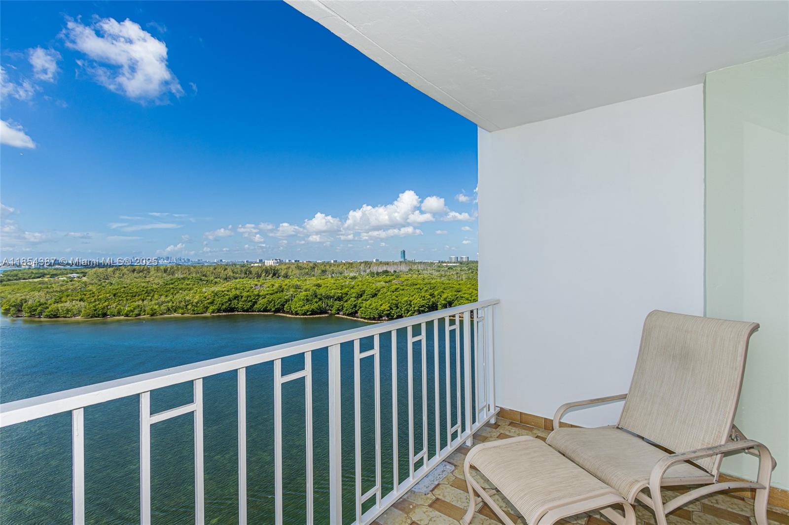 500 Bayview Dr 1220