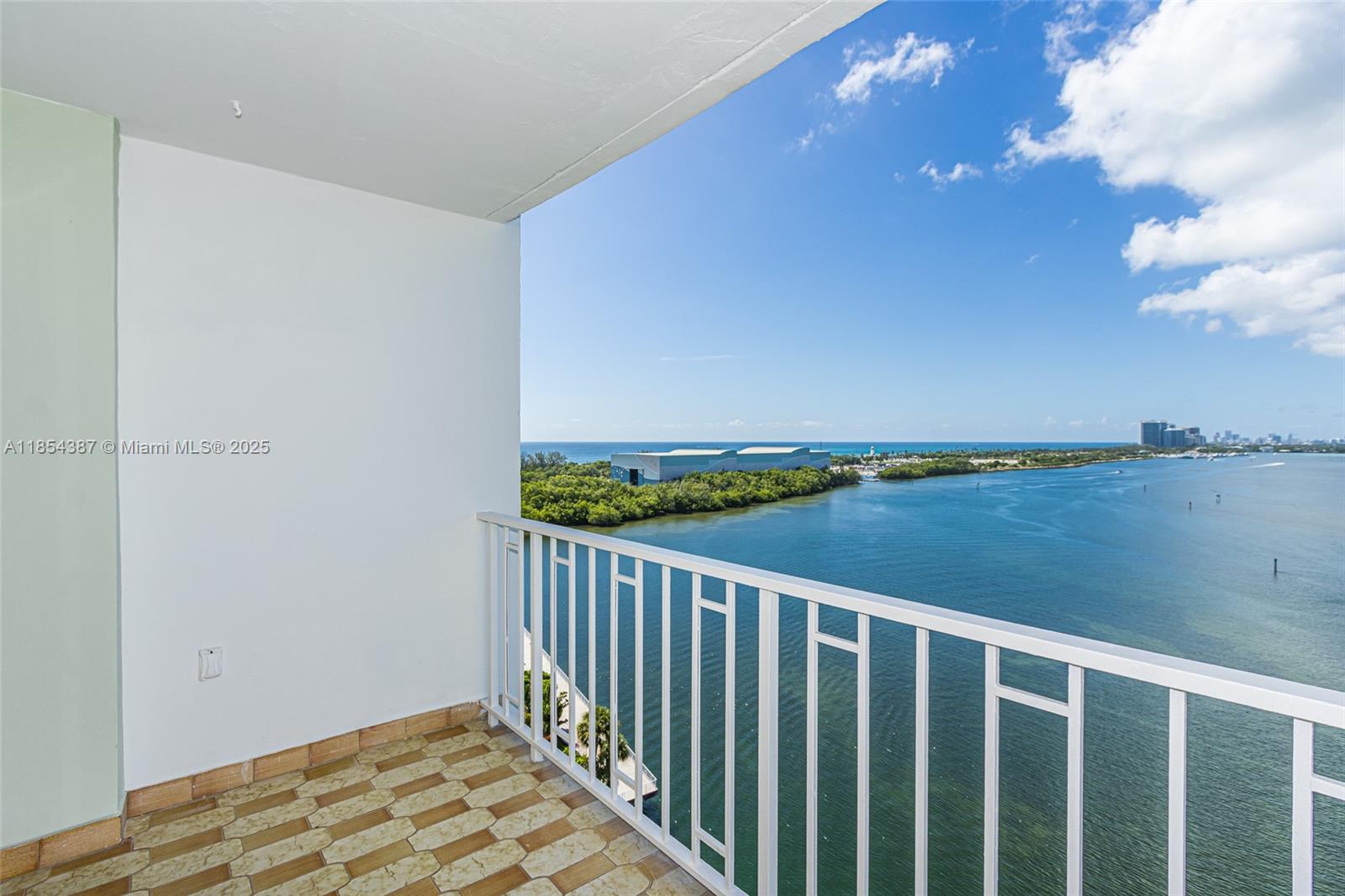 500 Bayview Dr 1220