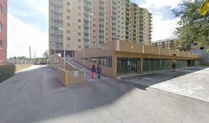 Beautifull apartment located one block away from Miracle Mile. close to downtown Coral Gables, Coconut Grove and Downtown Miami. Security 24/7 in the building, enjoy the city view from this Penthouse Apartment. The building has many amenities to enjoy such as pool exercise room sauna etc. Assigned parking space and much more!