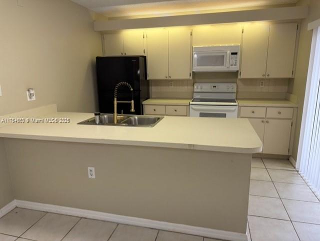 beautiful 2 bedroom 2.5 bath townhome. Neighborhood consist of a community pool, tennis courts and great location. close to the outlet mall.