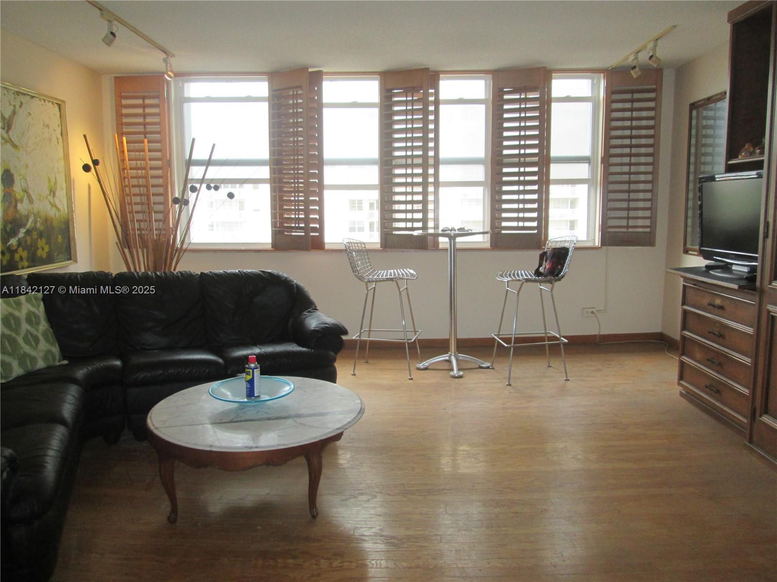 LOVELY STUDIO WITH THE REAL NEW YORK FEELING. WIDE OPEN. HARD WOOD FLOORS. IMPACT WINDOWS. MURPHY BED. GREAT CLOSET SPACE. AND PRICED FOR INMEDIATE SALE. GREAT VIEW FROM SOUTHERN EXPOSURE. EASY TO SEE, CALL FOR AN APPOINTMENT