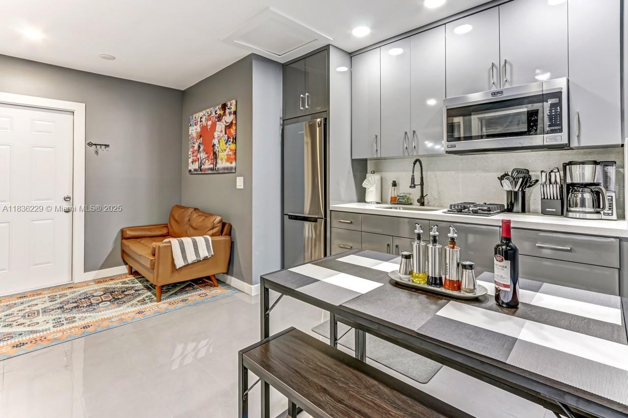 This fully renovated 2-bedroom, 1-bathroom apartment features a spacious living room filled with natural light and an open layout that connects to a modern, upgraded kitchen. The unit comes fully furnished but is also available unfurnished at no additional cost. Laundry room in the property. 1 assigned parking space and guest parking. Utilities (Wi-Fi, water, and electricity) are billed at an additional $150/month, payable together with the monthly rent