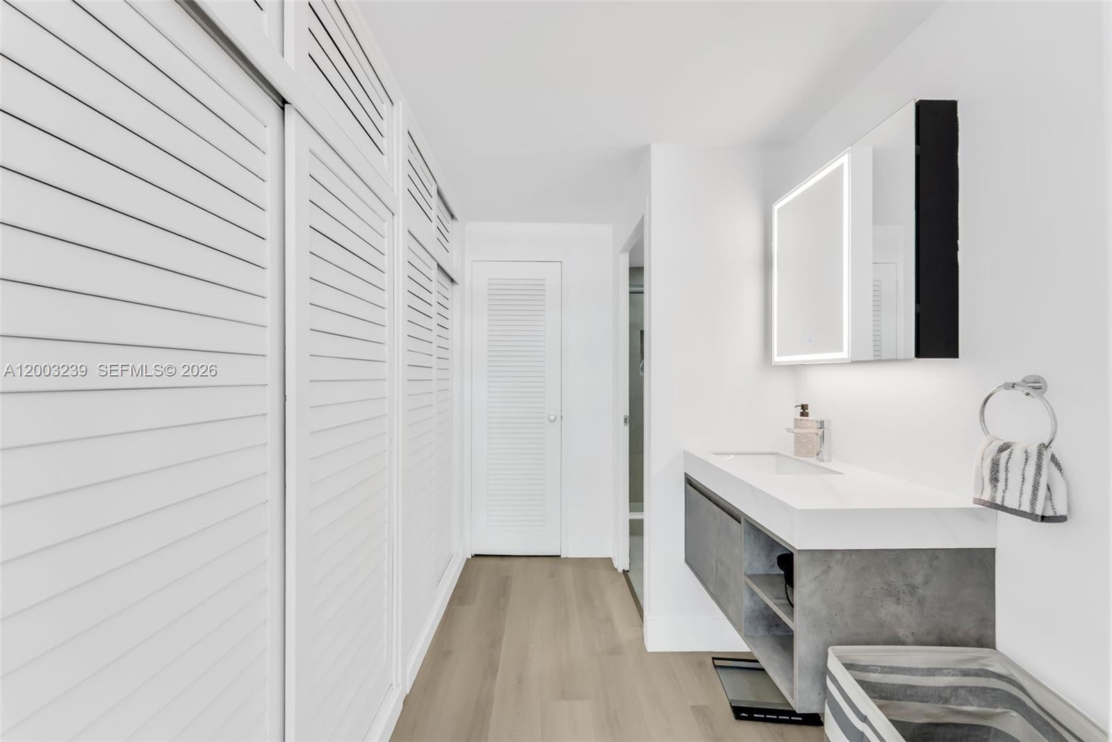 BRICKELL BAY TOWER CONDO - Residential