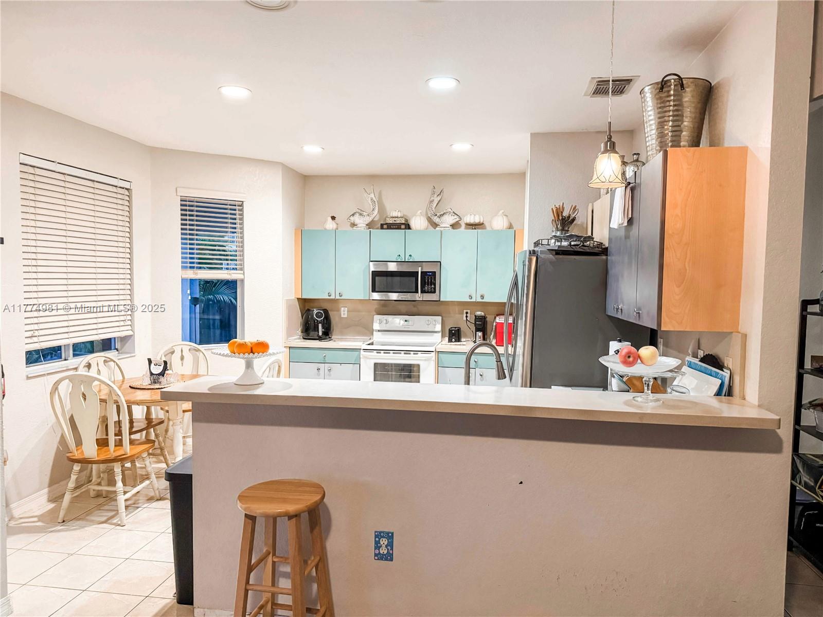 SUNSET LAKES ESTATES - Residential