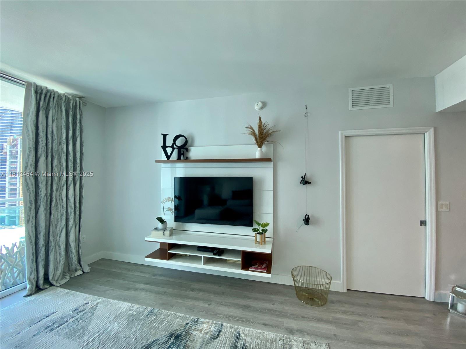 THE PLAZA 901 BRICKELL CO - Residential Lease