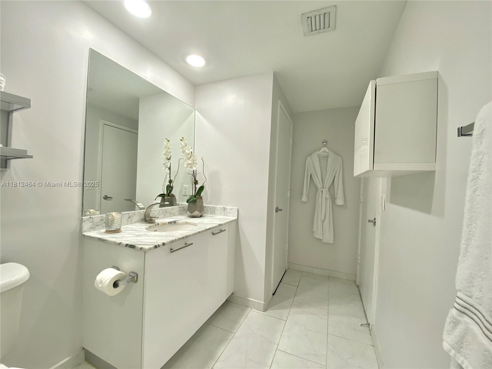 THE PLAZA 901 BRICKELL CO - Residential Lease