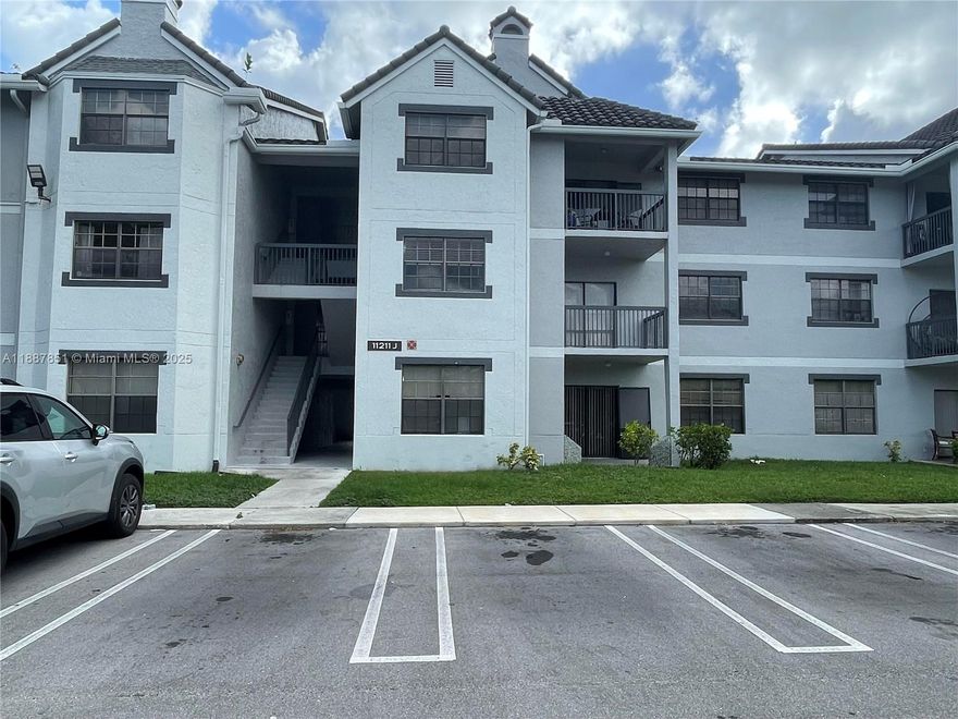 Beautiful community. Excellent location. Freshly painted and remodeled with new appliances. Large kitchen. Unit with two spacious bedrooms, each with its own bathroom. It has a large storage room on the balcony and several closets. Excellent location near shopping centers and schools. It has a tennis court, a pool, and other amenities.