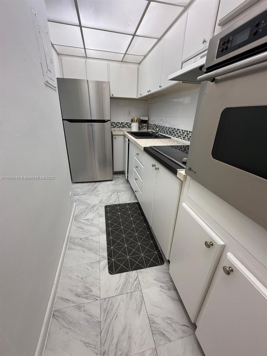 Cozy studios with balcony in one of the desire areas in Miami Beach. Steps a way from Whole food, restaurants, Lincoln Rd.
