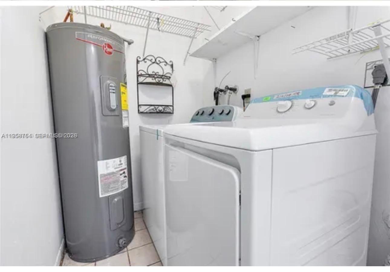 PINE ISLAND LAKES TOWNHOM - Residential