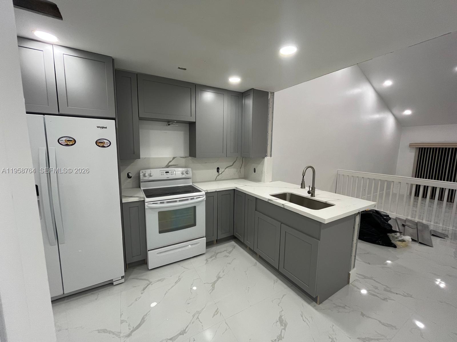 PINE ISLAND LAKES TOWNHOM - Residential