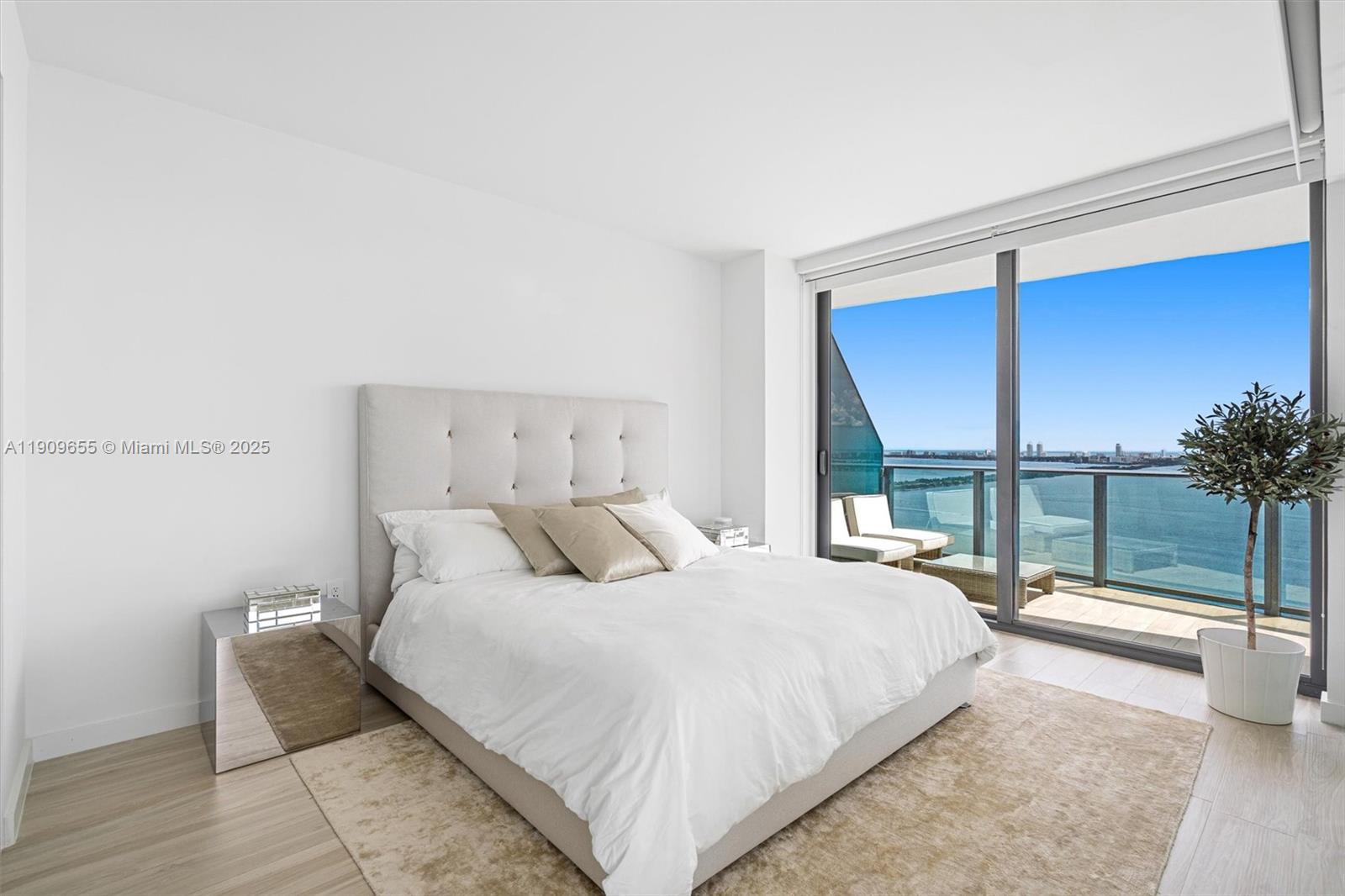 ICON BAY CONDO - Residential