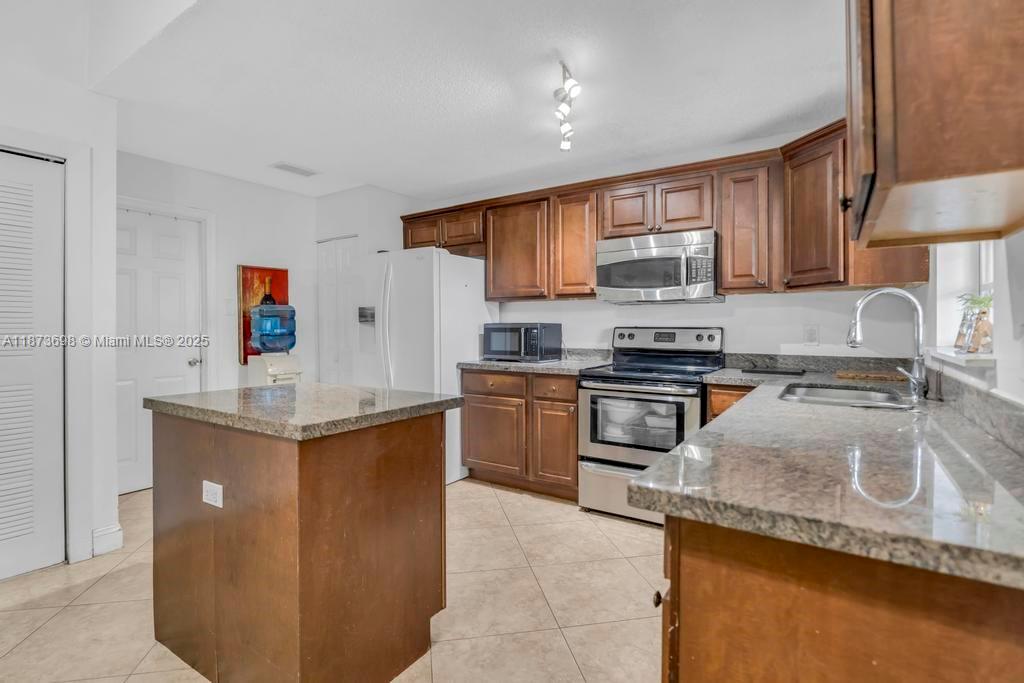 MEADOW WOOD MANOR SEC 8 - Residential