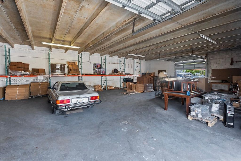 Photo of 950 SW 12th Ave, Pompano Beach, FL 33069 (MLS # A11910353)