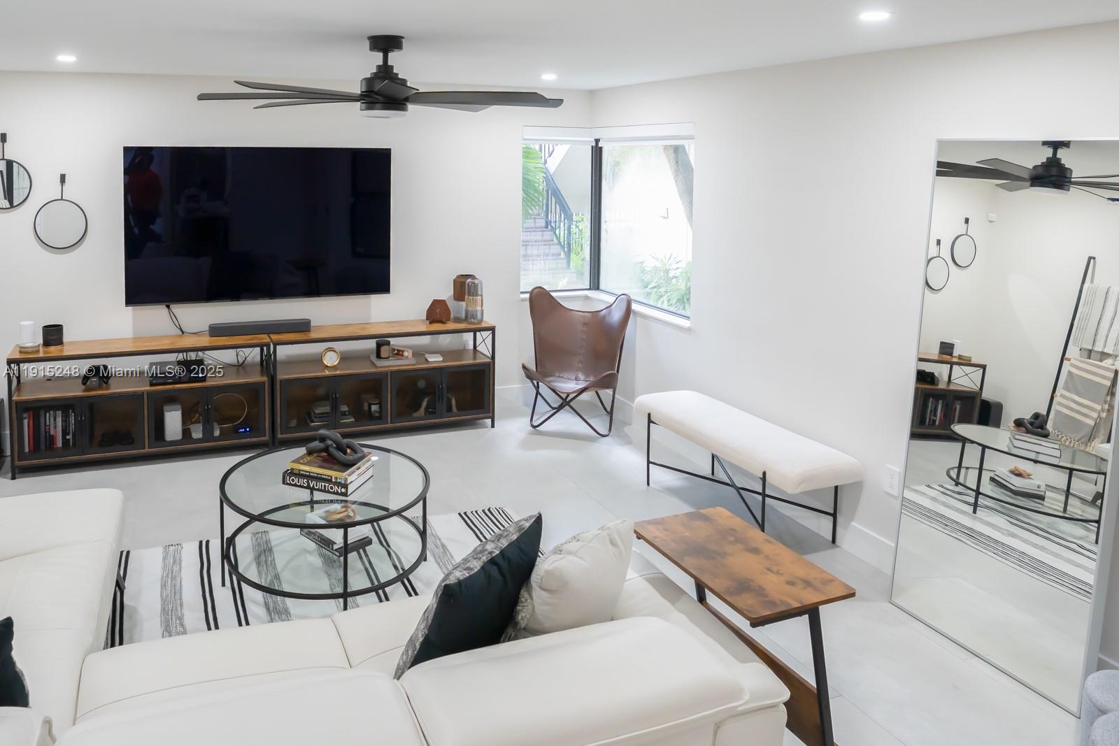 VALENCIA TOWNHOUSE CONDO - Residential