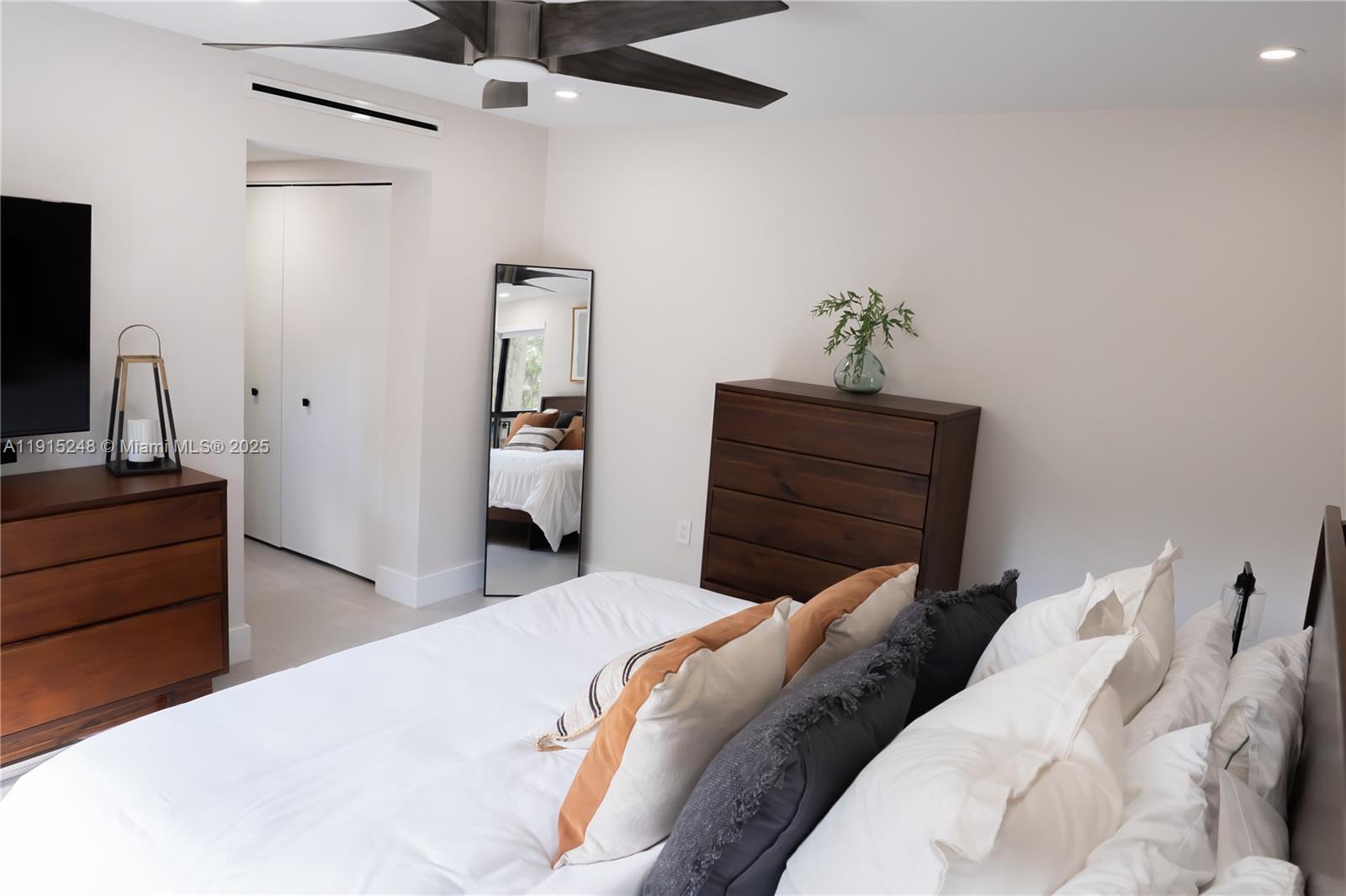 VALENCIA TOWNHOUSE CONDO - Residential