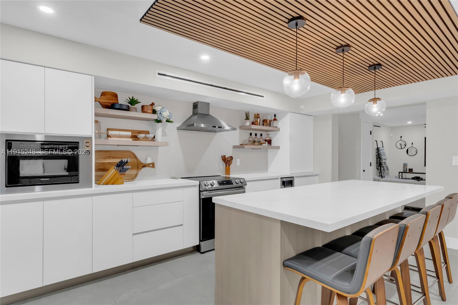 VALENCIA TOWNHOUSE CONDO - Residential