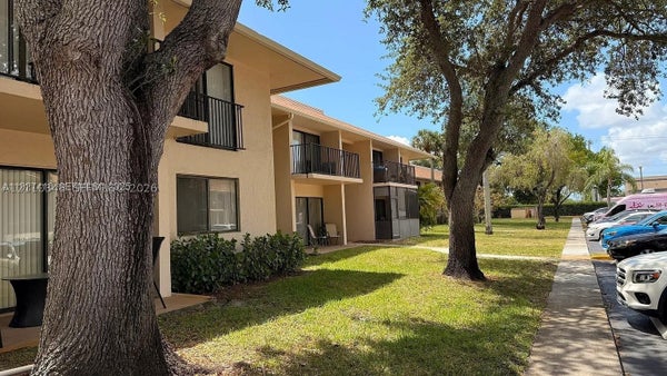 5921 WASHINGTON ST APT 128, HOLLYWOOD, FL 33023 - Image 676dbbb648d6217e04809a9010f5aef9/593663667