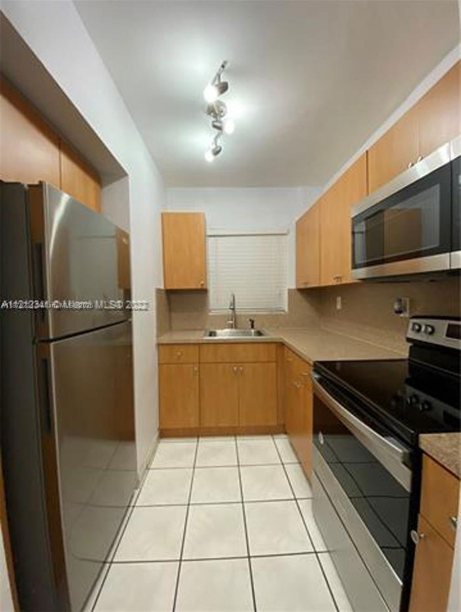 Cozy and renovated 1 bed 1 bath, 1st floor, quiet building. Stainless steel appliances, newly renovated bathroom, security bars, laundry and mailbox right outside your door. Fresh and hot water included with the rent (meaning savings on your energy bill). A maximum of 2 people are allowed in the unit (2 adults or 1 adult and 1 child). NO PETS OF ANY KIND ALLOWED. 1 assigned parking. Guest parking available for your visitors until midnight.