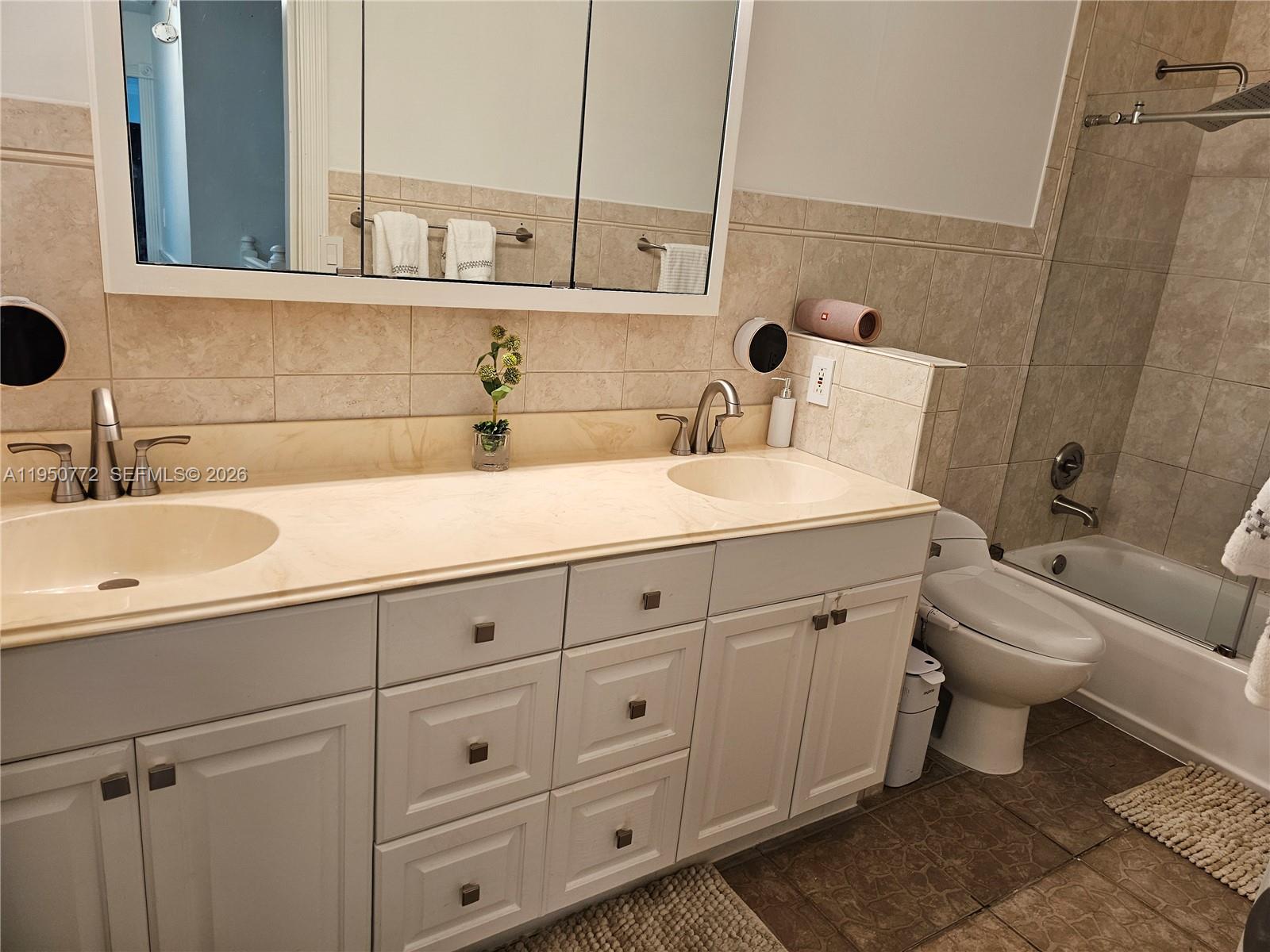 WOODLAKE VILLAGE TOWNHOME - Residential