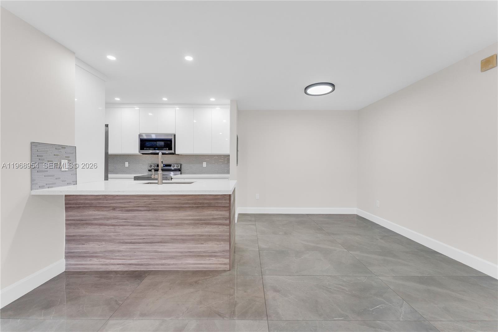 LAGO DEL REY CONDO #1 - Residential