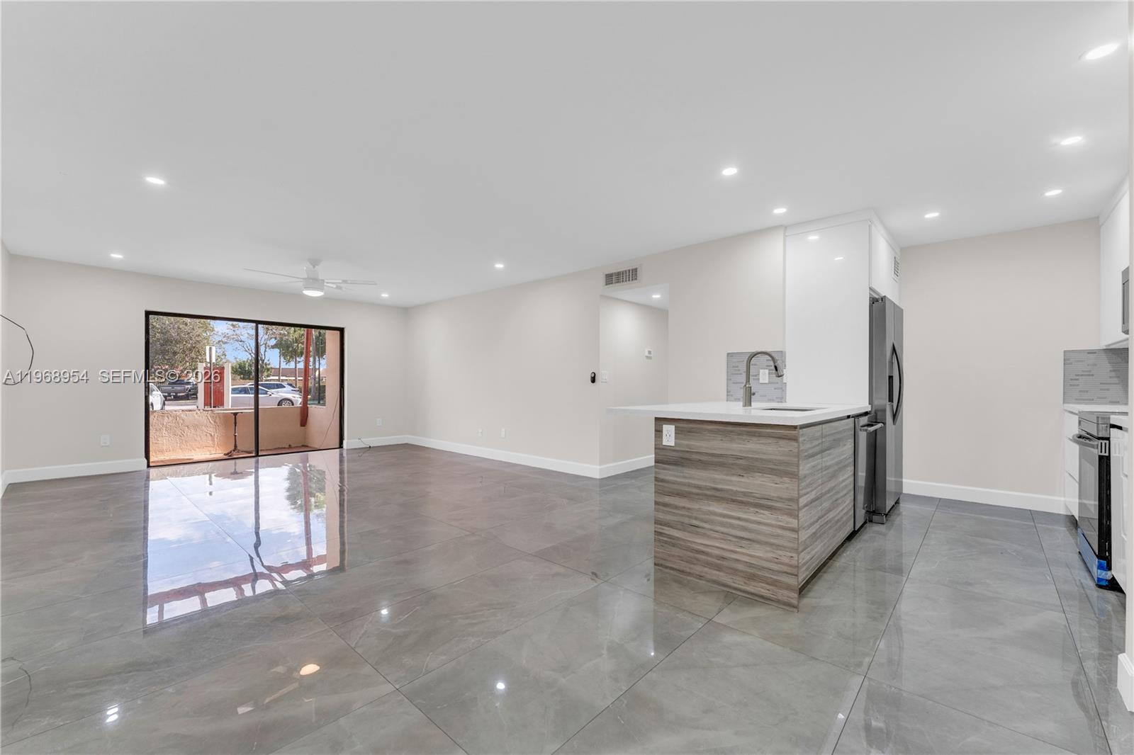 LAGO DEL REY CONDO #1 - Residential